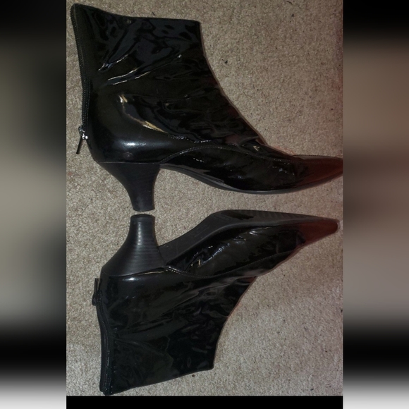 Aerosoles shiny leather black booties 9 zip up kitten heel small defects Read - Picture 4 of 12